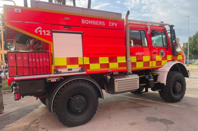 Valencia.- Sucesos.- Bomberos trabajan en la extinción de un incendio en un vertedero de Alberic