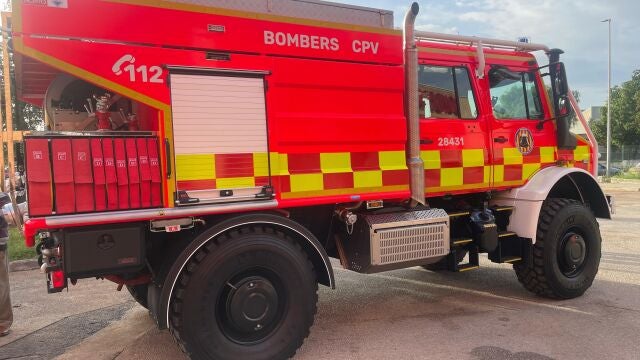 Valencia.- Sucesos.- Bomberos trabajan en la extinción de un incendio en un vertedero de Alberic