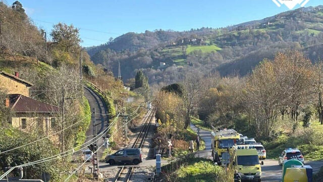 Un muerto al ser arollado su coche por un tren de pasajeros en un paso a nivel en Langreo