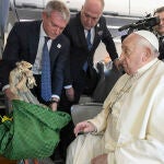 El papa recibe un ángel de una parroquia de Picanya destrozado por la dana