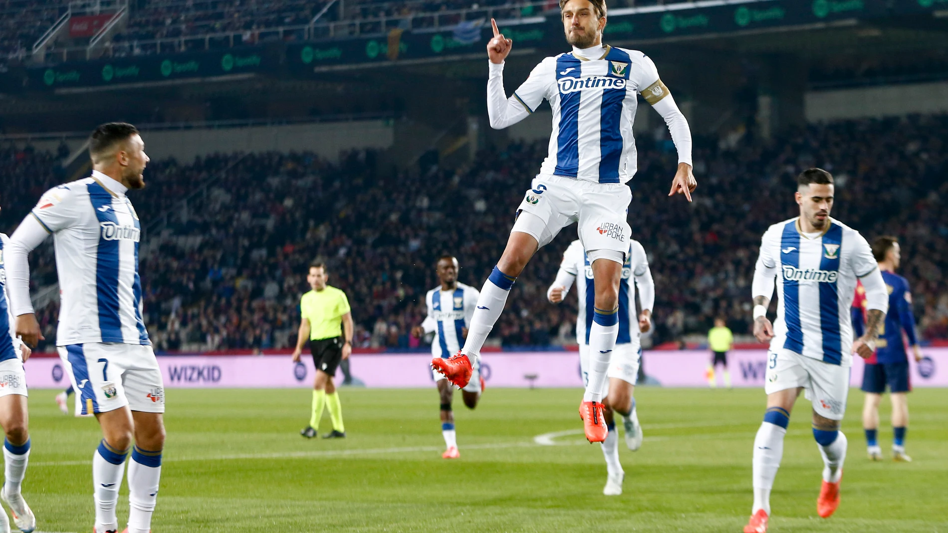 BARCELONA, 15/12/2024.- El defensa del Leganés Sergio González celebra su gol, primero del equipo pepinero, durante el partido de la jornada 17 de LaLiga que FC Barcelona y CD Leganés disputan este domingo en el estadio Lluís Companys, en Barcelona. EFE/Quique García