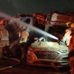 Estabilizado el incendio en una campa para acoger coches siniestrados de la dana en Catarroja (Valencia)