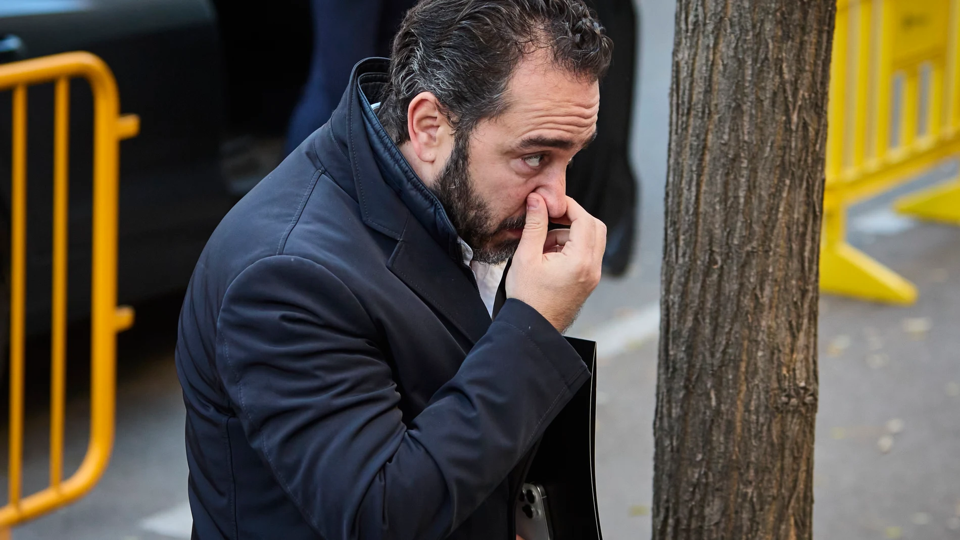 El empresario Víctor de Aldama , el considerado comisionista de la trama de adjudicaciones públicas de mascarillas en plena pandemia, baja del coche conducido por el líder de Desokupa, Daniel Esteve a su llegada al Tribunal Supremo este lunes donde el juez Leopoldo Puente le interroga como investigado. © Alberto R. Roldán / Diario La Razón. 16 12 2024