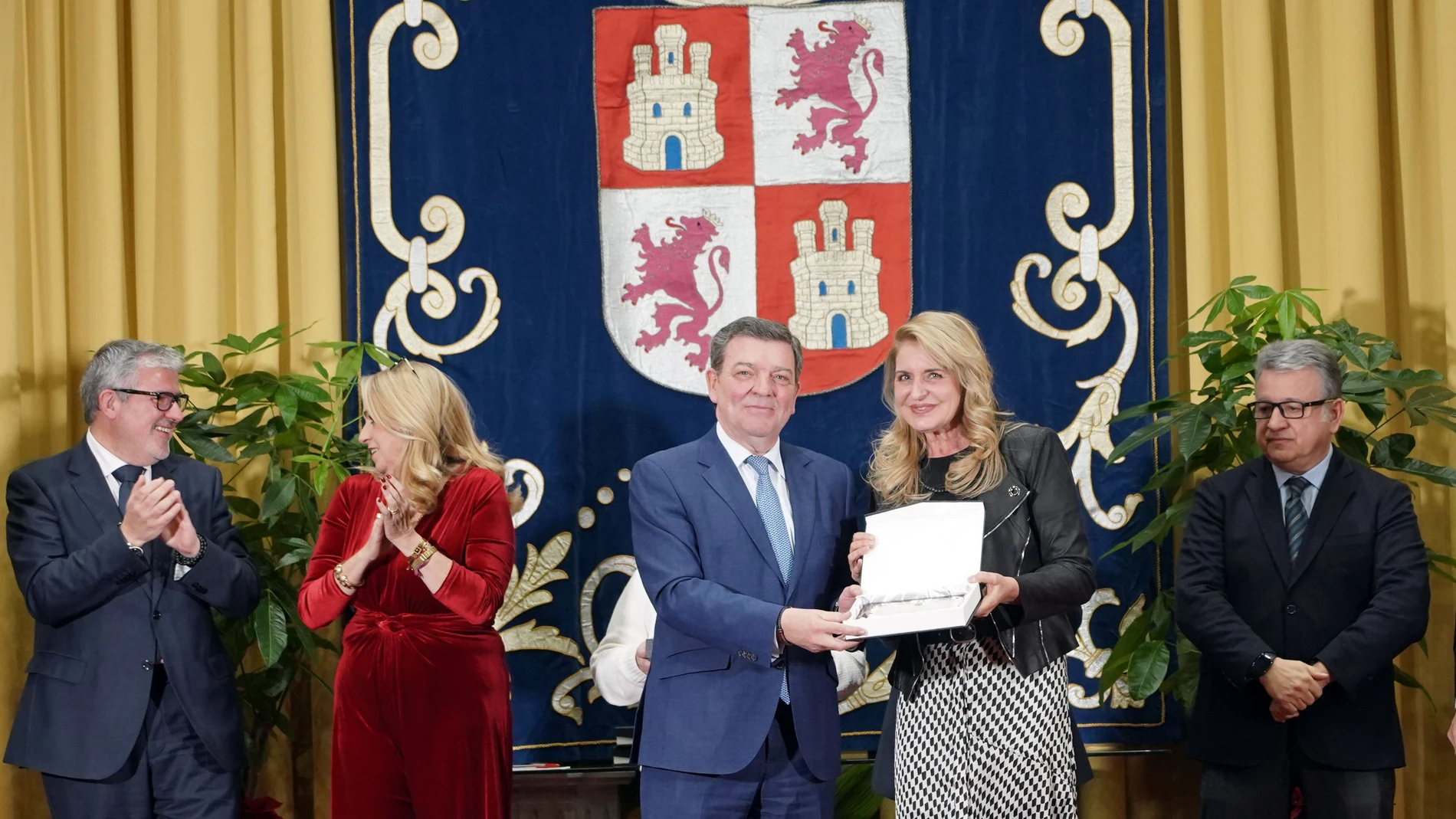 El consejero de la Presidencia, Luis Miguel González Gago, entrega las distinciones a los empleados públicos de la Consejería