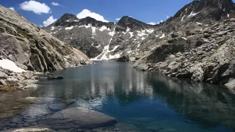 Aguas termales a 40 grados: los baños olvidados que tienes que conocer en España