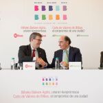 Juan Mari Aburto e Ignacio Galán se estrechan la mano tras la firma