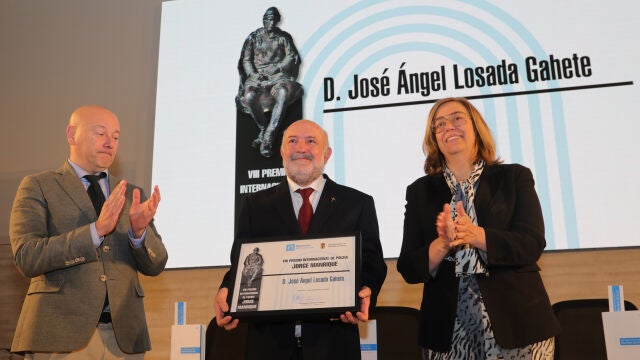 El sacerdote y poeta extremeño José Ángel Losada recoge el Premio de Poesía "Jorge Manrique" de manos de Ángeles Armisén y en presencia del alcalde de Paredes de Nava, Luis Antonio Calderón