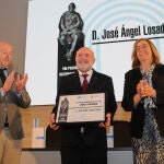 El sacerdote y poeta extremeño José Ángel Losada recoge el Premio de Poesía "Jorge Manrique" de manos de Ángeles Armisén y en presencia del alcalde de Paredes de Nava, Luis Antonio Calderón