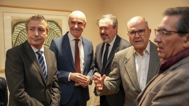 El secretario general del PSOE-A, Juan Espadas (tercero por la izquierda) con Javier Fernández, Antonio Muñoz y Manuel Chaves, además de Antonio Pulido 