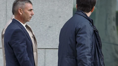 Luis Alberto Escolano (i), uno de los tres socios del comisionista Víctor de Aldama, llega a la Audiencia Nacional
