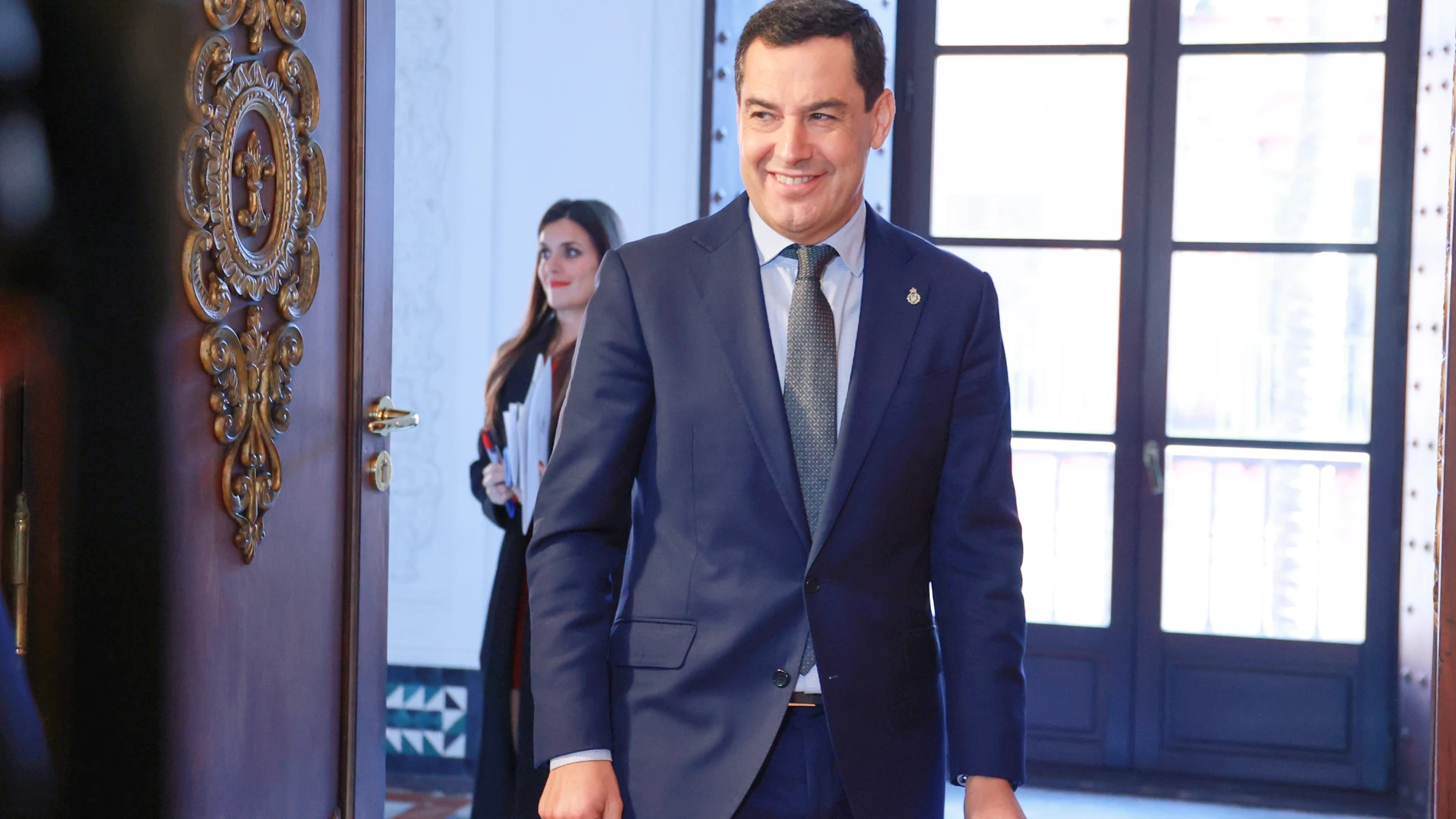 El presidente de la Junta de Andalucía, Juanma Moreno, al inicio de la reunión. A 16 de diciembre de 2024, en Sevilla,(Andalucía, España). El presidente de la Junta de Andalucía, Juanma Moreno, se ha reunido con la presidenta del Consejo Consultivo de Andalucía, María Jesús Gallardo, que le ha hecho entrega de la memoria anual del organismo. 16 DICIEMBRE 2024 Rocío Ruz / Europa Press 16/12/2024