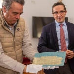 El rector de la Universidad de Salamanca, Juan Manuel Corchado, presenta un telegrama que demuestra que el científico Albert Einstein apoyó en su destierro a Unamuno