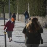 Varias personas se protegen del frío en Sevilla