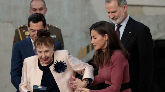 Gemma Cuervo, junto a los Reyes Felipe y Letizia