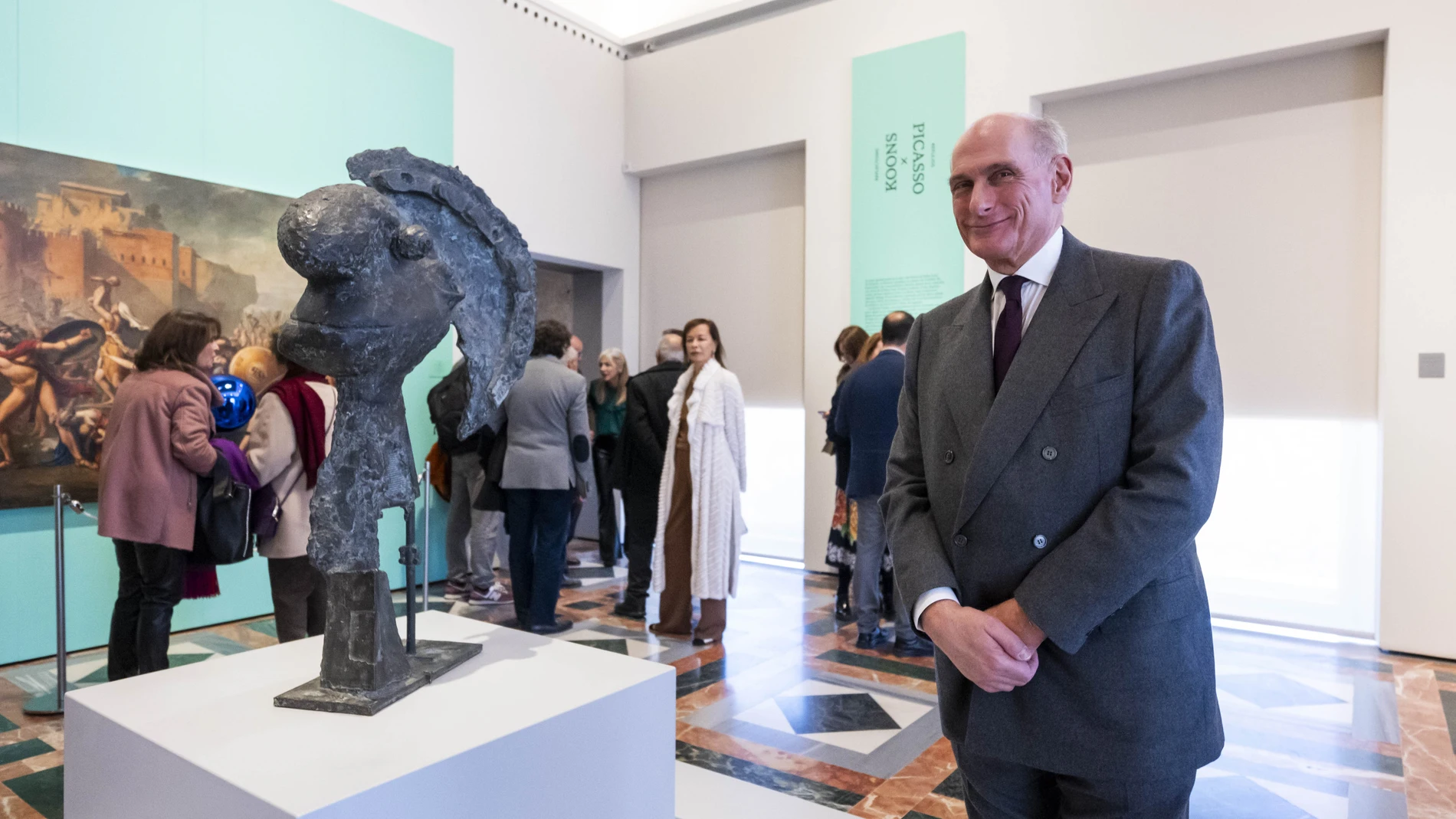 Bernard Ruíz Picasso, nieto del pintor malagueño junto a una de las obras expuestas en la muestra