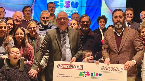 Entrega del cheque de la iniciativa solidaria "Reto Pichón"