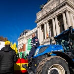 Agricultores y ganaderos protestan ante el ministerio de Agricultura contra el acuerdo UE-Mercosur. David Jar