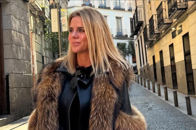 Amelia Bono con lookazo abrigado por la calles de Madrid.