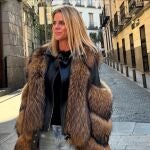 Amelia Bono con lookazo abrigado por la calles de Madrid.