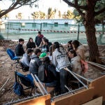 Alumnado, profesorado y familias del Instituto de Educación Secundaria (IES) Berenguer Dalmau de Catarroja se han concentrado este lunes ante este centro educativo, afectado por la dana, para exigir a la Conselleria que dé soluciones para los estudiantes, que mantienen las clases telemáticas o en otros centros