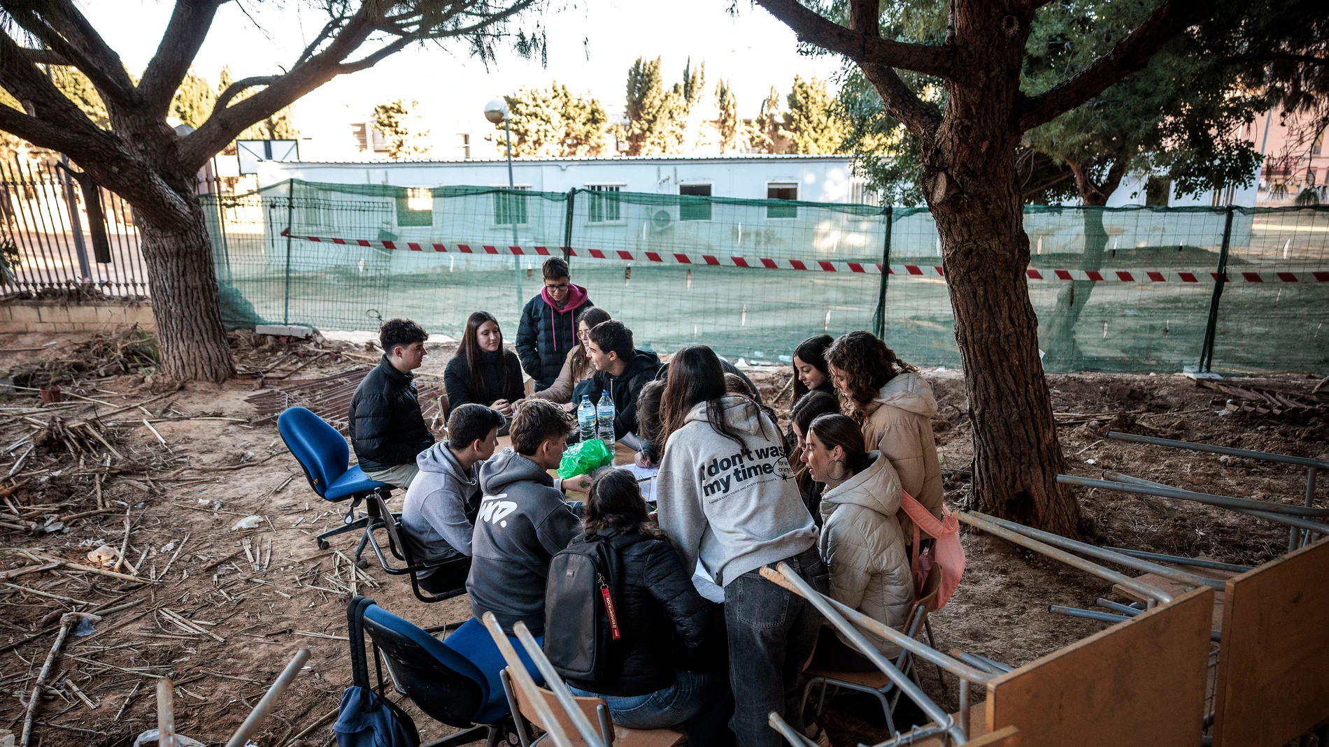 Alumnado, profesorado y familias del Instituto de Educación Secundaria (IES) Berenguer Dalmau de Catarroja se han concentrado este lunes ante este centro educativo, afectado por la dana, para exigir a la Conselleria que dé soluciones para los estudiantes, que mantienen las clases telemáticas o en otros centros