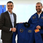 Pedro Sánchez recibe al astronauta Pablo Álvarez en La Moncloa