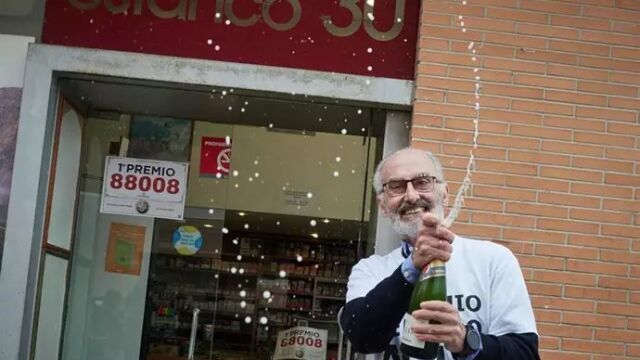 Celebración de un empleado de una administración de lotería en 2023 que repartió parte del 'Gordo' de la Lotería de Navidad.