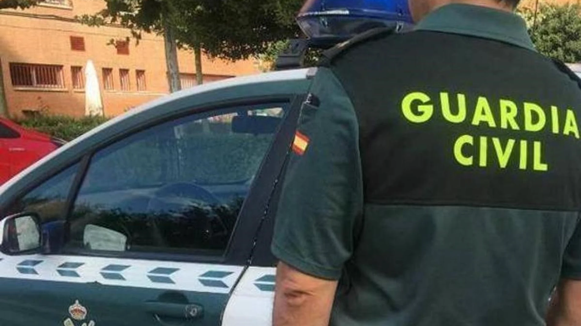 Un agente de la Guardia Civil