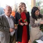 Gonzalo Santonja y Mar Sancho durante el taller de coronas de Navidad con acebo de Soria, de la zona de Oncala, celebrado tras la presentación de la oferta turística