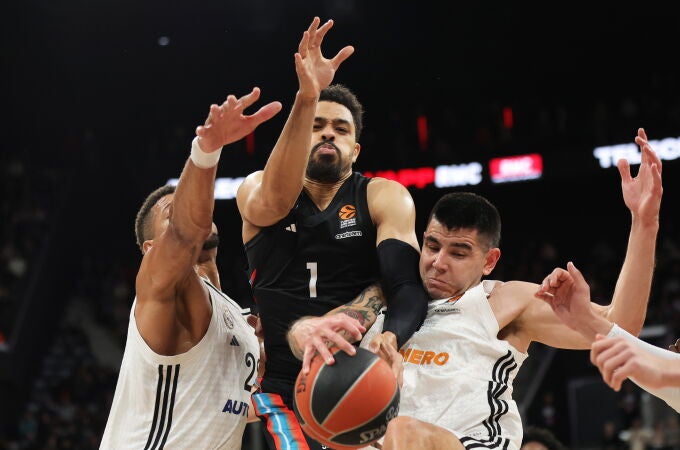 Tavares y Deck intentan obstaculizar a Malcolm