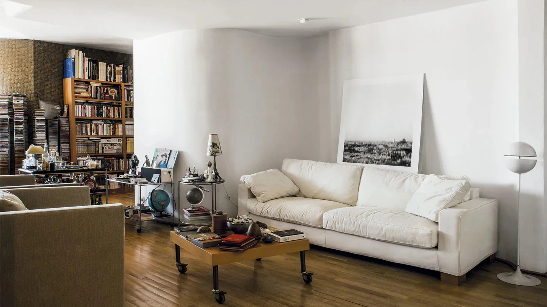 El salón del apartamento de Marisa Paredes en Torres Blancas