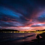 Un hombre pasea por la playa de Ondarreta de San Sebastián