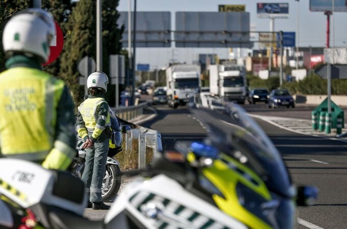 Dos agentes de la Guardia Civil regulan la fluidez del tráfico en la autovía V-31. 