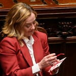 La primera ministra italiana, Giorgia Meloni, recibe una felicitación navideña en la Cámara de Diputados