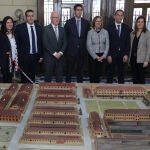 La embajadora de Finlandia, Sari Rautio(3D); y el embajador de Noruega, Nils Haugstveit(3I) visitan las instalaciones de Nammo en Palencia, acompañados del presidente de Nammo Palencia, Antonio Llamas(C), entre otros