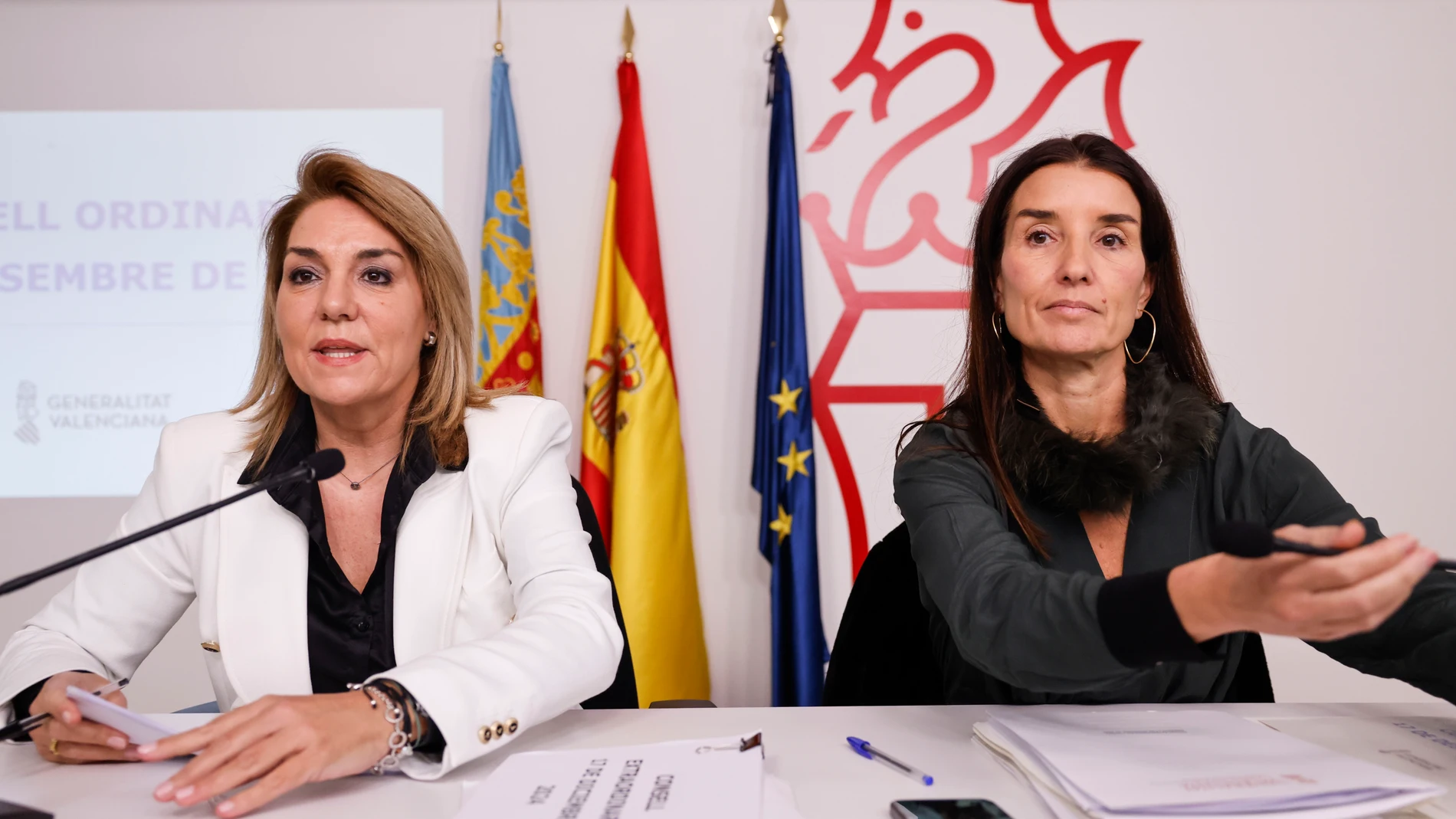 GRAFCVA4389. VALÈNCIA, 17/12/2024.- La vicepresidenta primera, consellera de Servicios Sociales, Igualdad y Vivienda y portavoz del Consell, Susana Camarero (izqda), junto a la consellera de Hacienda, Ruth Merino, durante la rueda de prensa en la que informan de los asuntos tratados en los plenos ordinario y extraordinario del Consell. EFE/Ana Escobar