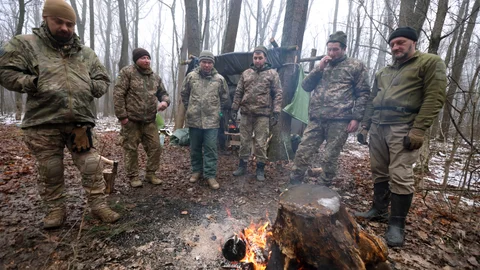 Soldados ucranianos se calientan frente a un fuego encendido en el frente de Járkov