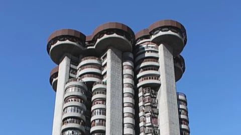 Así es Torres Blancas, el icónico edificio de Madrid en el que vivía Marisa Paredes
