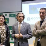 El director de Ecova Estudios, Juan Carlos de Margarida; el delegado de Ecova en Zamora, Raúl Zurrón, y la técnica ce Comunicación de Caja Rural de Zamora, Laura Huertos.