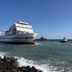 AM.- Un golpe viento hace que un ferry sin carga ni pasaje impacte contra un muelle en el Puerto de Las Palmas