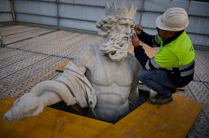 Obras de rehabilitación y restauración de la Fuente madrileña de Neptuno. © Alberto R. Roldán / Diario La Razó