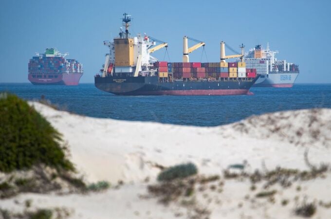 -FOTODELDÍA- CIUDAD DEL CABO (SUDÁFRICA), 30/03/2021.- Varios barcos de contenedores aparecen este martes junto a Table Bay, en Ciudad del Cabo. De acuerdo con la plataforma internacional de seguimiento de embarcaciones FleetMon, debido al bloqueo de una semana del Canal de Suez, muchas compañeras navieras han reprogramado sus rutas alrededor del cabo de Buena Esperanza. EFE/NIC BOTHMA