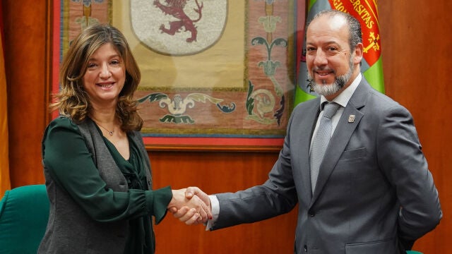 La rectora de la Universidad de León, Nuria González, y el presidente de la Asociación de Sumilleres de León, Adolfo Benéitez