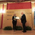 Leticia García hace entrega de uno de los premios