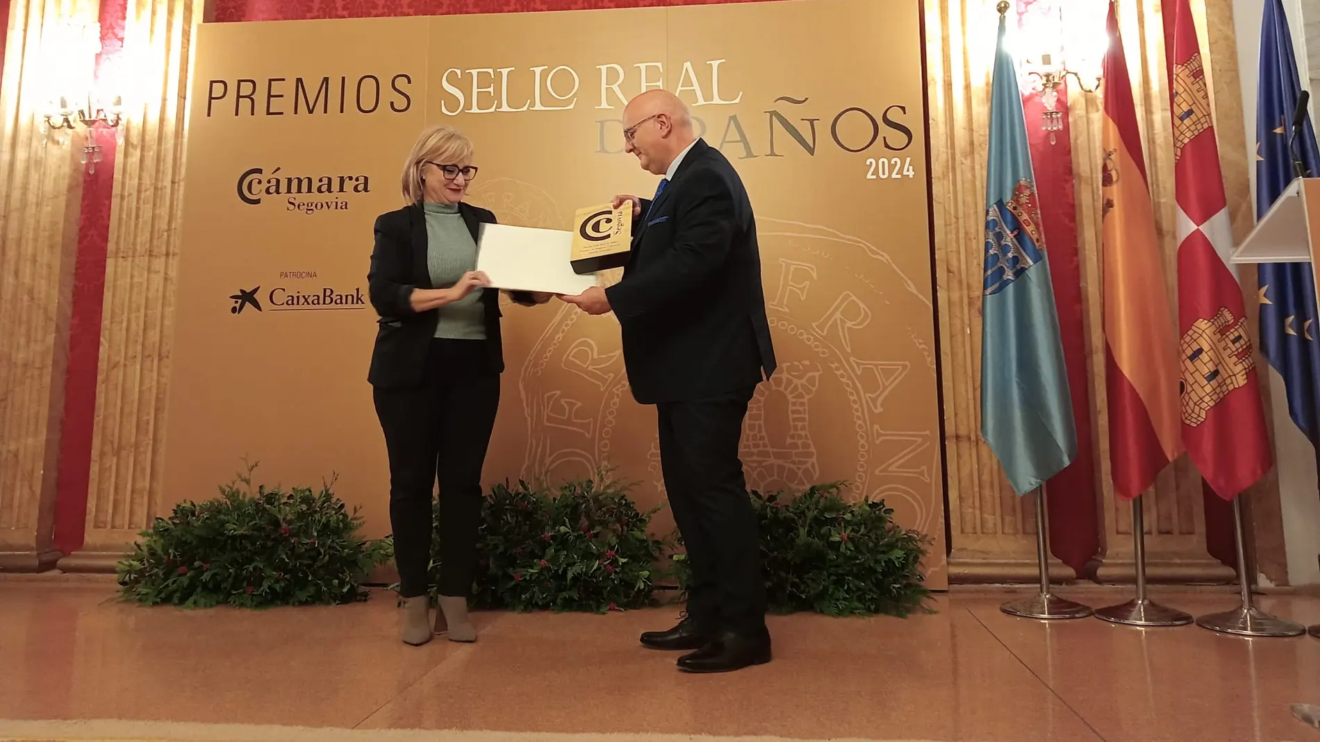 Leticia García hace entrega de uno de los premios