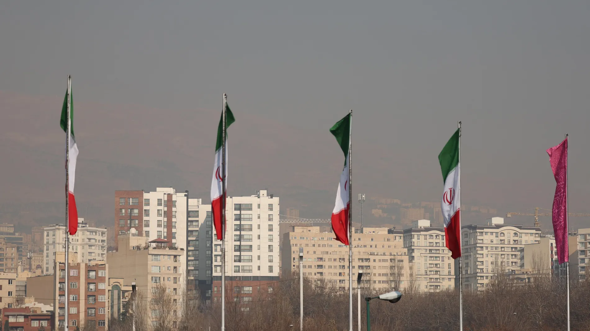Tehran (Iran (islamic Republic Of)), 18/12/2024.- Smog obscures the skyline in Tehran, Iran, 18 December 2024. Following heavy air pollution and cold weather which cause also energy crisis in Iran and the capital city of Tehran, Iranian government announced that all the schools, universities, and government offices closed for two days, and insisting that elderly and sick people stay indoors. (Teherán) EFE/EPA/ABEDIN TAHERKENAREH