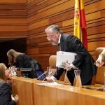 Pablo Fernández, de Unidas Podemos, pide explicaciones al presidente de las Cortes, Carlos Pollán, tras la aprobación de la terna, en presencia de la socialista Ana Sánchez
