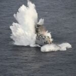 Momento del impacto del torpedo F21 lanzado por un submarino nuclear francés contra una corbeta 