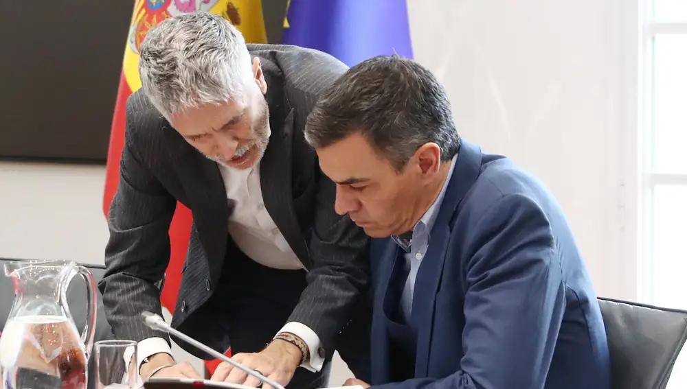 El presidente del Gobierno, Pedro Sánchez, junto al ministro del Interior, Fernando Grande-Marlaska
