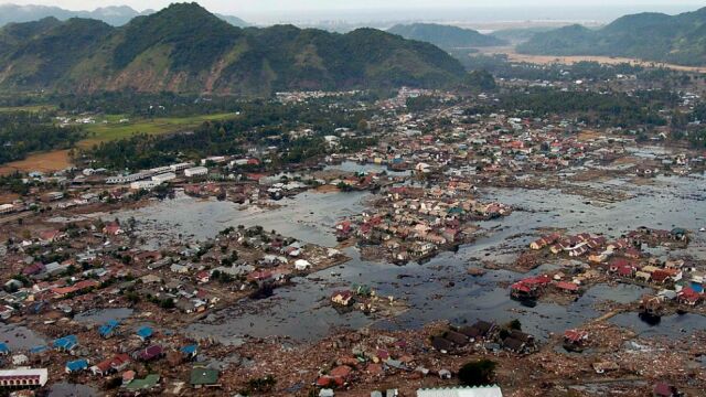 Pueblo en la costa de Sumatra en ruinas debido al tsunami de 2004 en el Índico